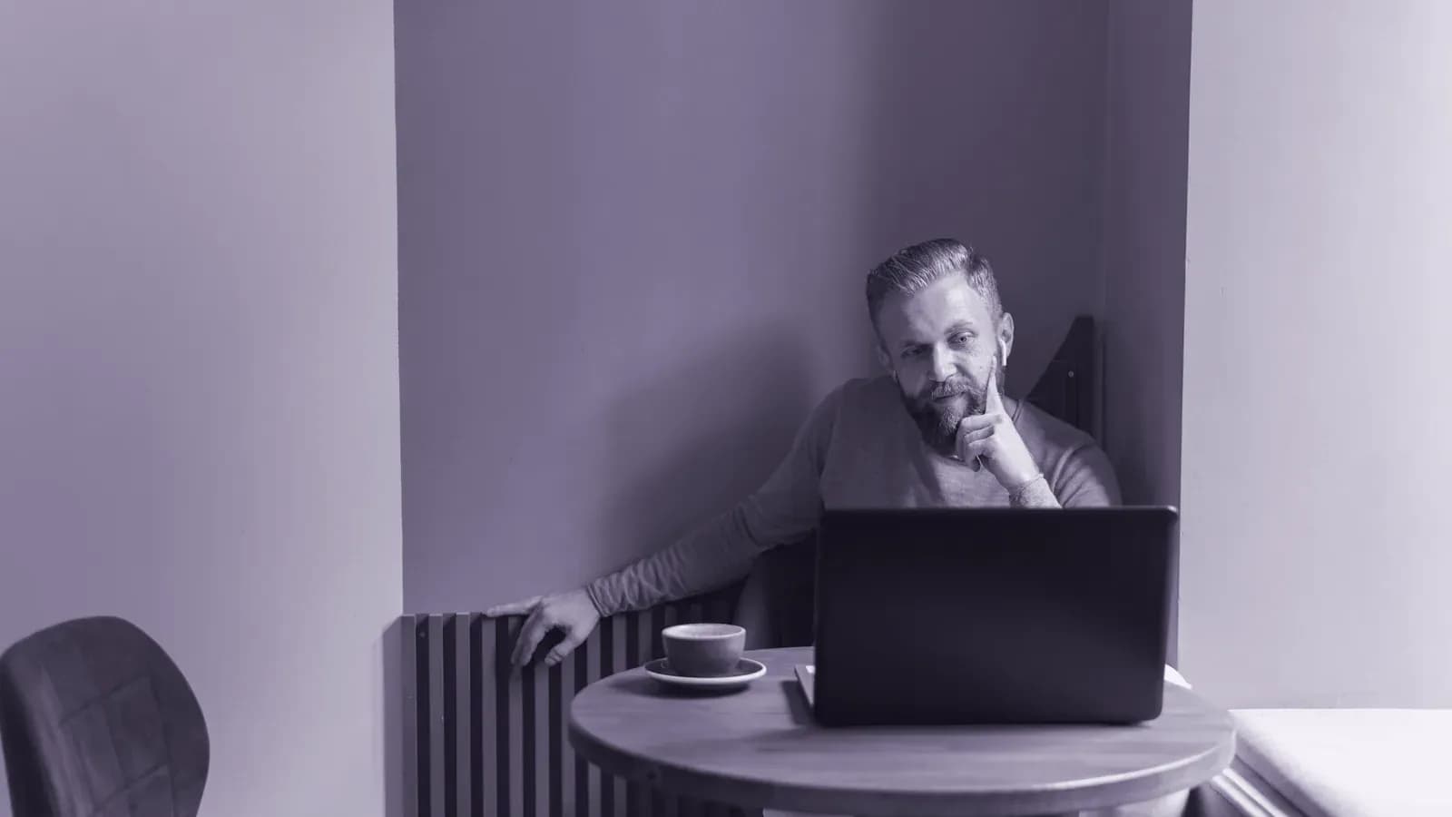 Profissional trabalhando sozinho no laptop, o contraste entre freelancer, time interno e agência.