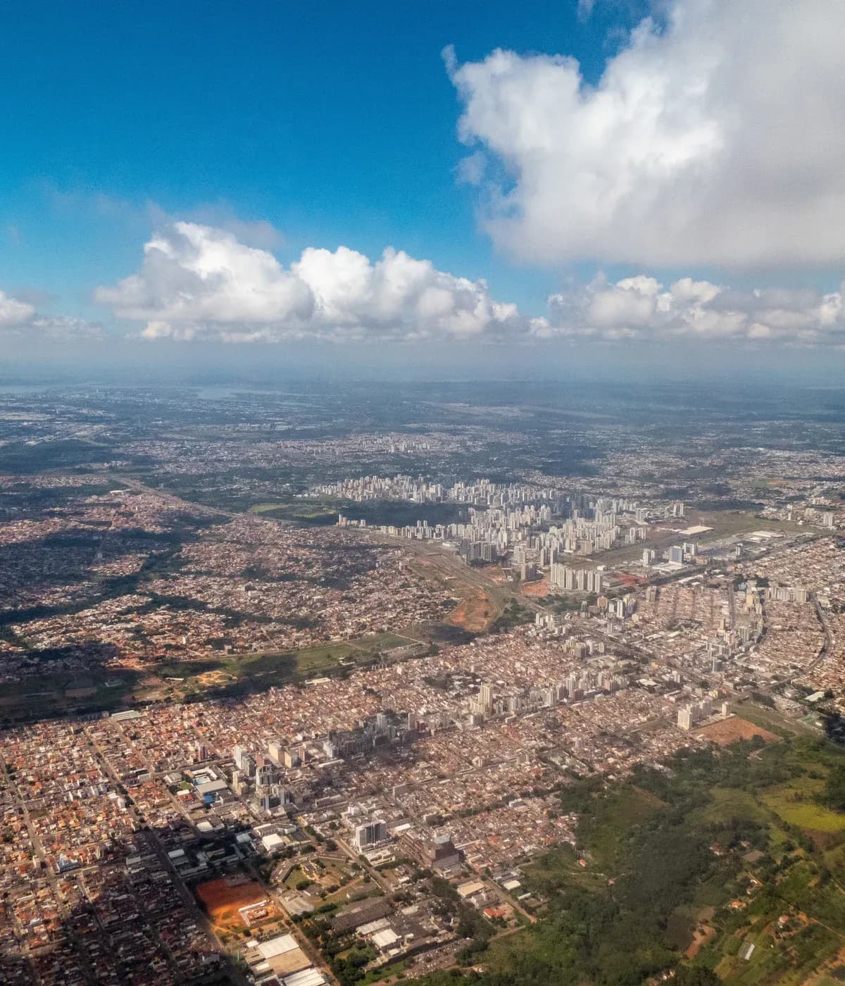 Vista aérea de uma cidade brasileira, a praça onde a Kemet atende.