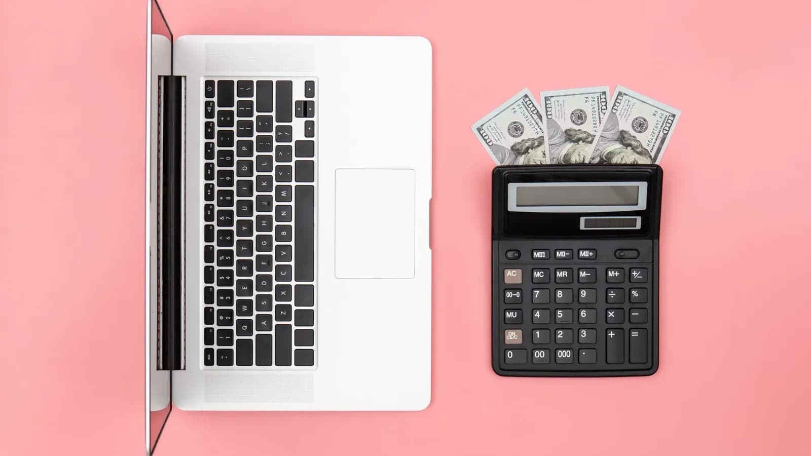 Calculadora, notebook e cédulas, a conta mensal do atendimento automatizado.