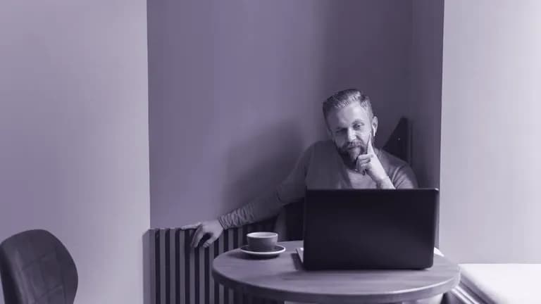 Profissional trabalhando sozinho no laptop, o contraste entre freelancer, time interno e agência.