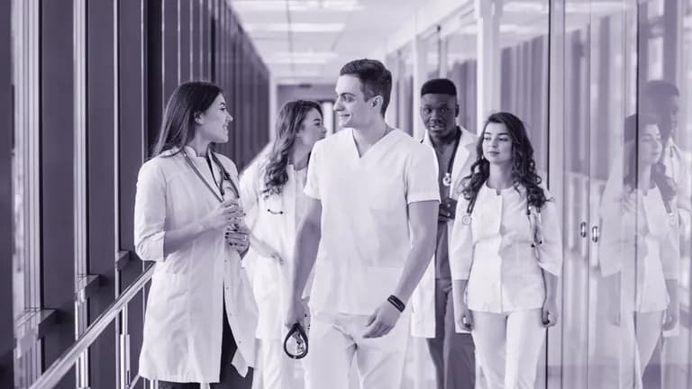 Equipe médica em ambiente hospitalar moderno.