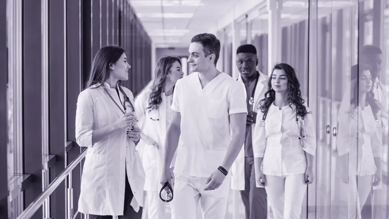 Equipe médica em ambiente hospitalar moderno.
