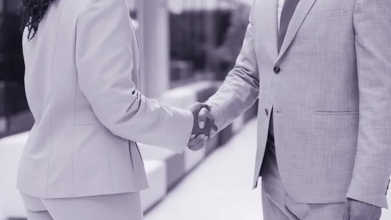 Aperto de mãos fechando uma parceria de negócios.