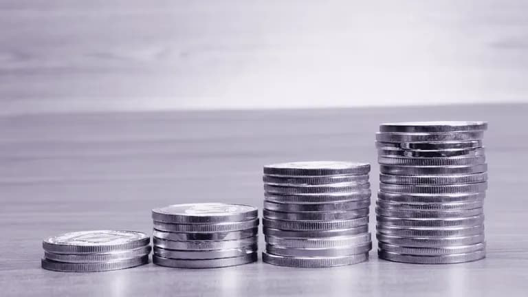 Gráfico de crescimento e moedas empilhadas: o investimento em anúncios.