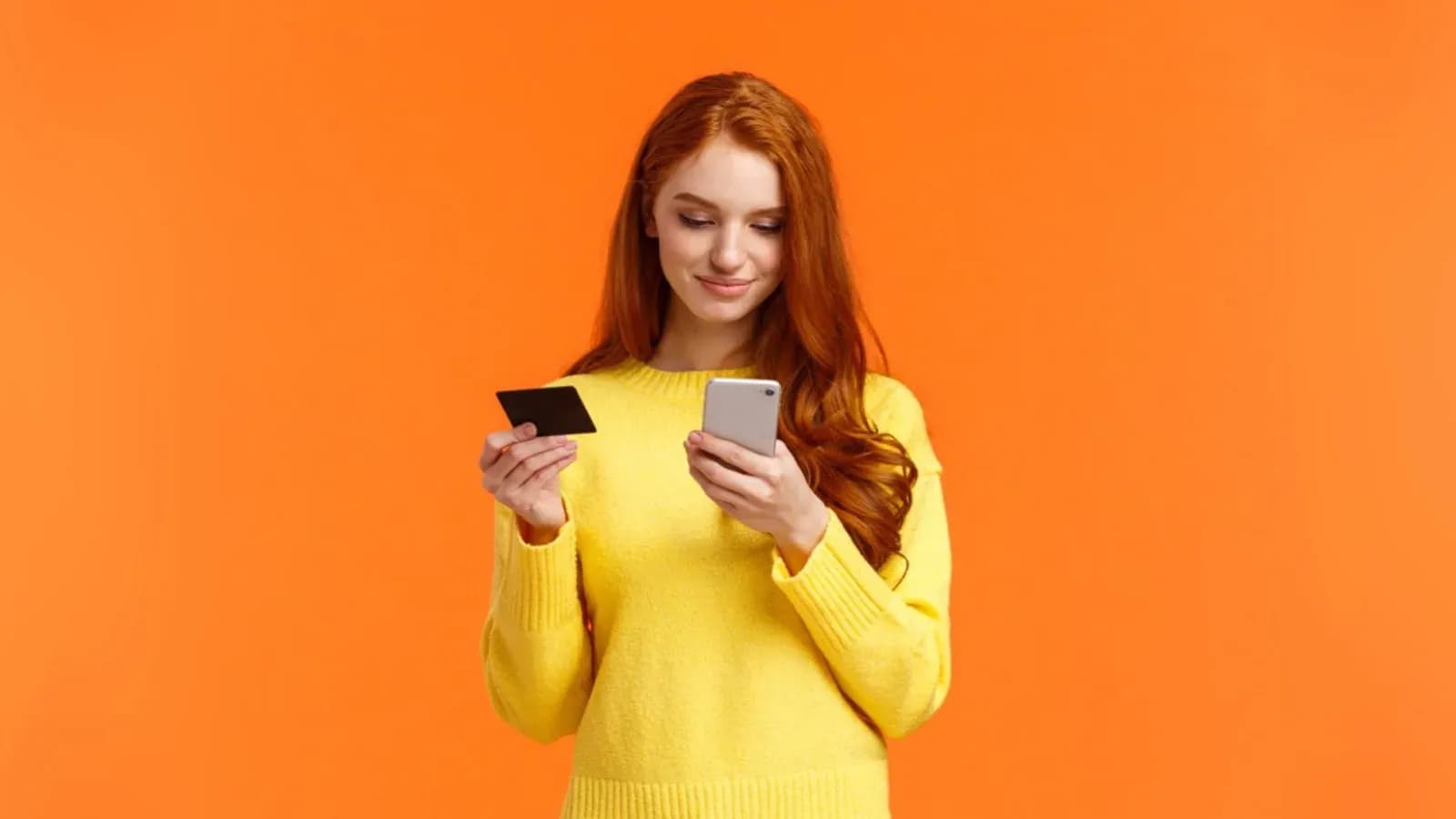 Pessoa comprando pelo celular, a tela onde a maior parte das visitas chega.